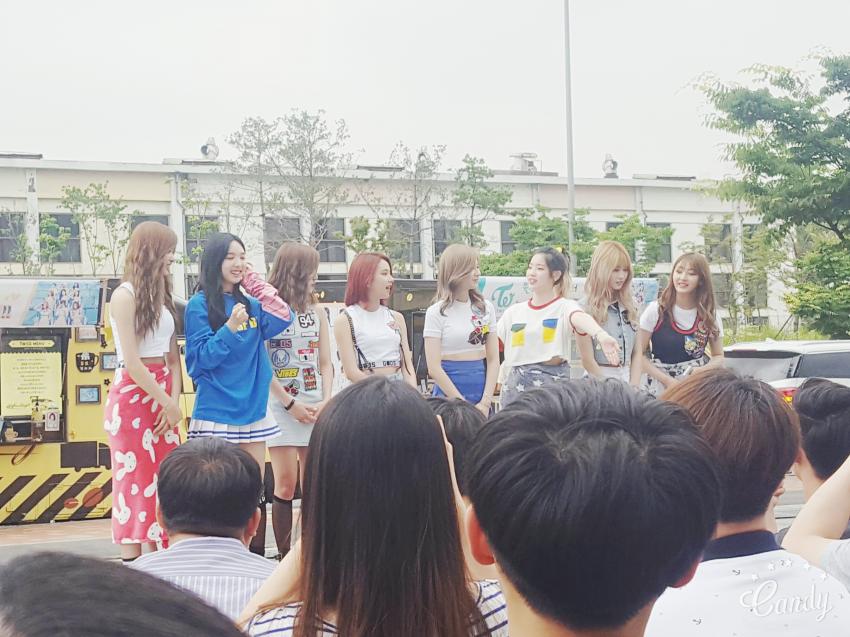 오늘자 트와이스의 팬 역조공 (feat.명패) | 인스티즈