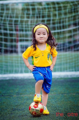 Co be San San dang yeu trong trang phuc cau thu Brazil - Anh 7