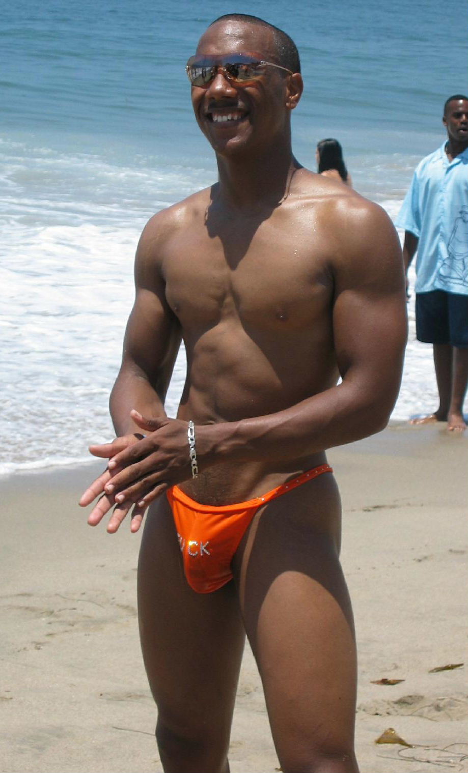 Негр в шортах. Темнокожие мужчины на пляже. Темнокожий парень на пляже. Негр в купальнике мужик.
