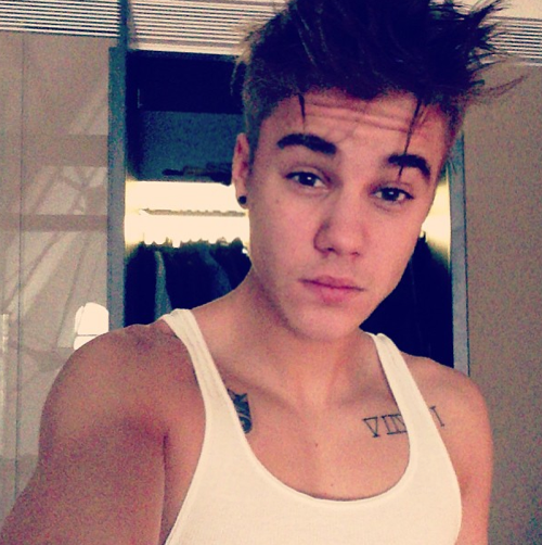 Justin Bieber Posts Bed Selfie (PHOTO)