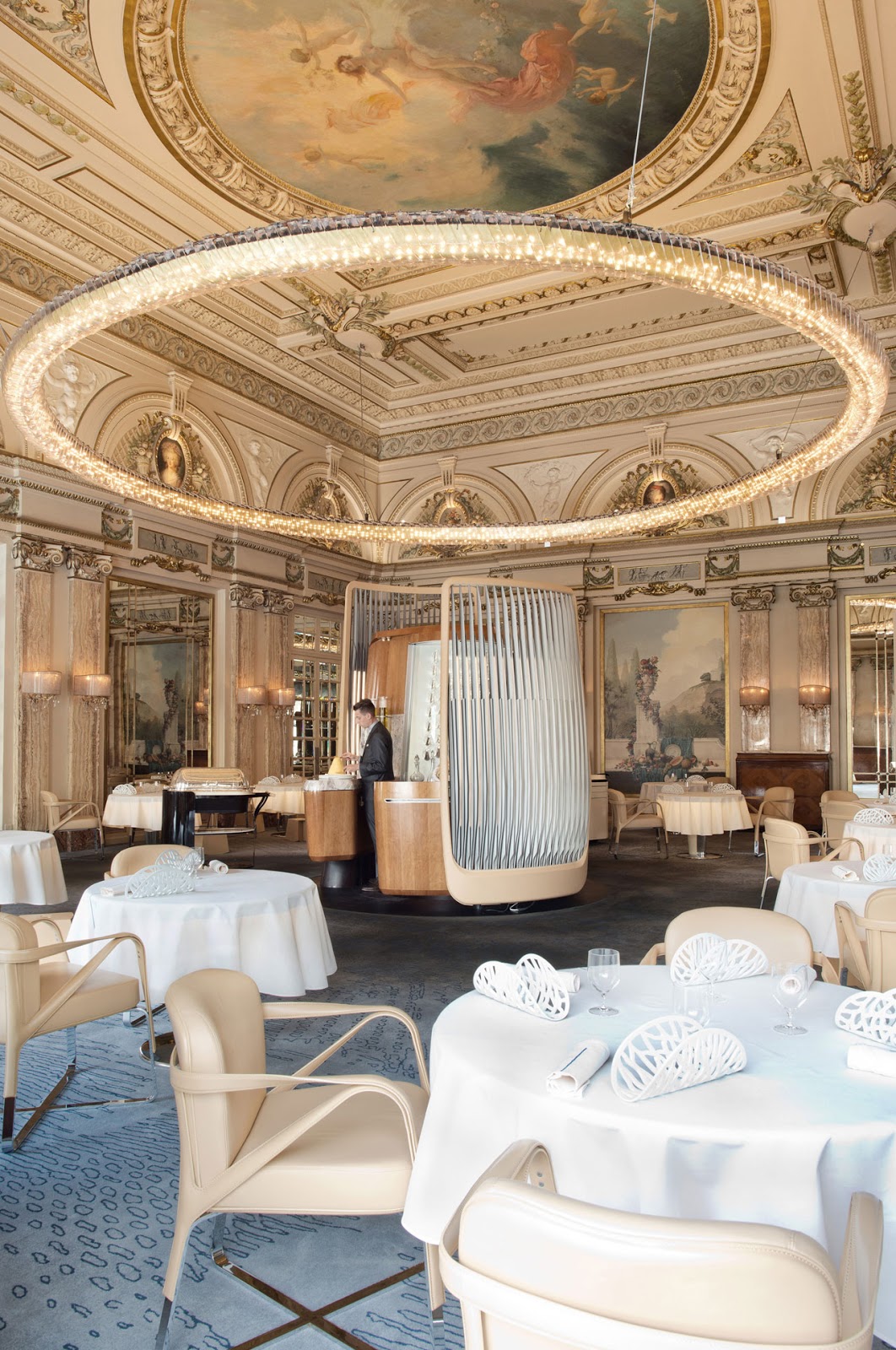 Gorgeous huge chandelier in ALAIN DUCASSE À L' HÔTEL DE PARIS