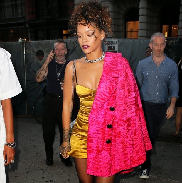 Rihanna vestiu um look extravagante - e decotado - para jantar em Nova York, nos Estados Unidos
