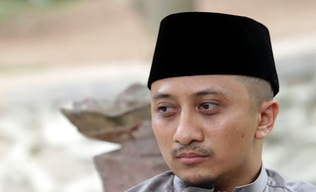 Kemana-mana Kepalanya Selalu Berpeci, Begitu Dibuka, Ustadz Ini Ternyata Mirip Obama!