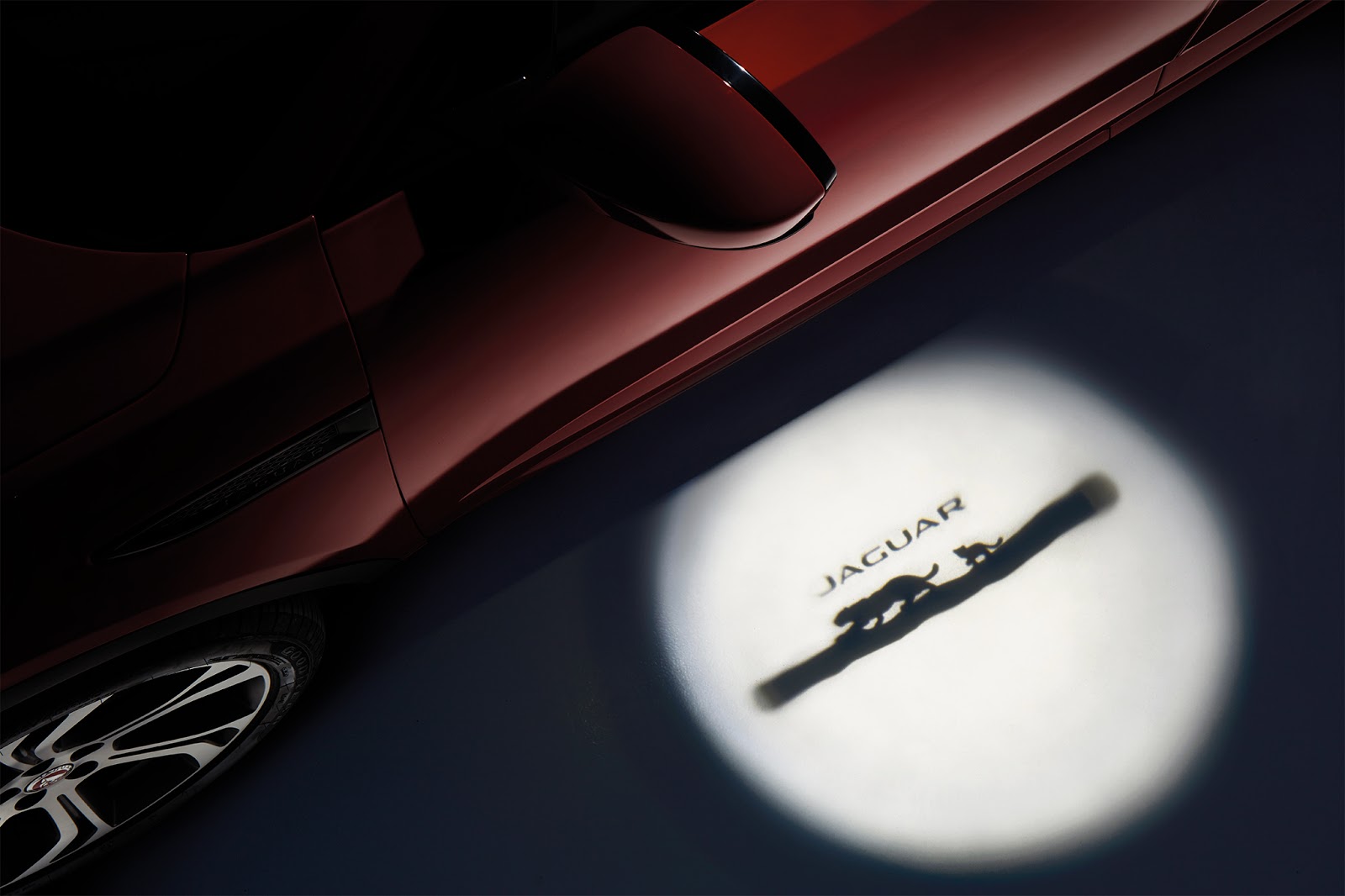 Thông Số kỹ Thuật Xe Jaguar E-Pace Phiên Bản 2.0l Màu Đỏ Tươi