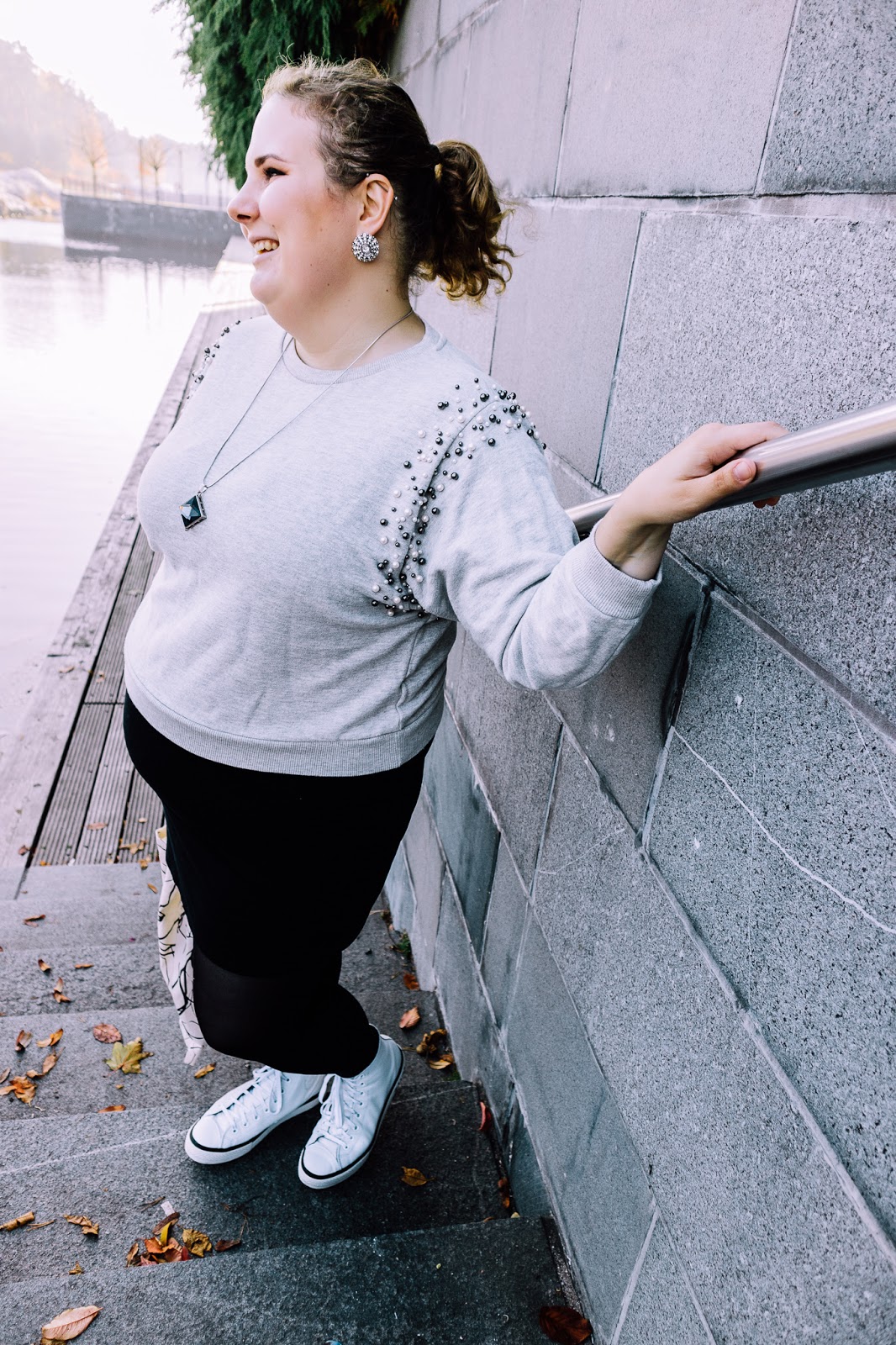 Big mamas home by Jenni S, Kuinka pukea musta mekko 4/4, Asuhaaste, Vaatteet ja asusteet, tyyli tyyli, pukeutuminen, musta mekko, helmikoristeinen collegepusero, asuhaaste,