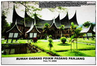 Gambar Rumah Gadang PDIKM Padang Panjang pada tahun 2008