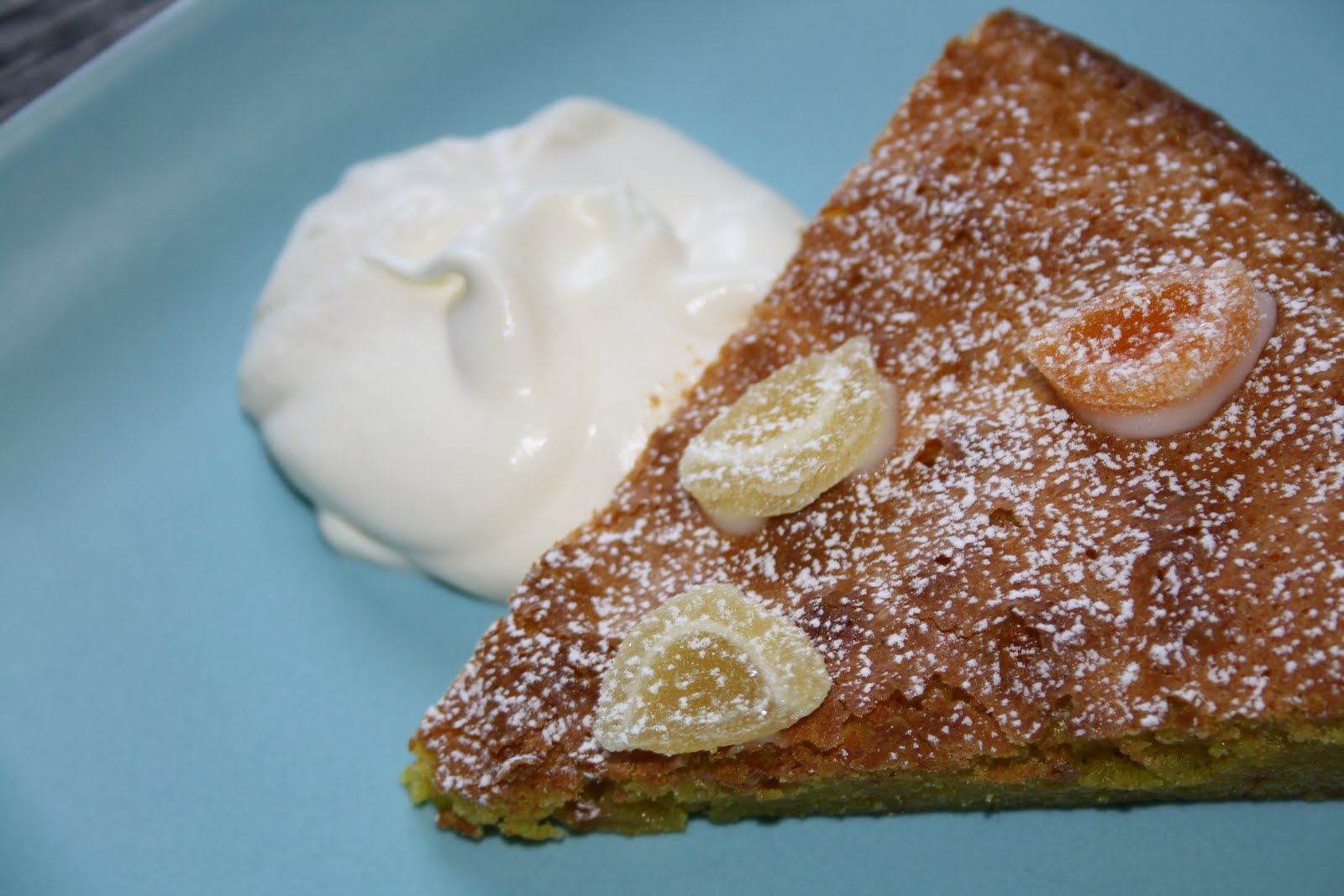Saffranskladdkaka Med Vit Choklad Och Mandelmassa