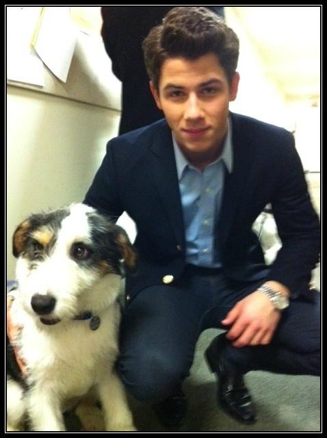 DIA DIA CON LOS JONAS: [FOTO] Nick Jonas y "Vinny"