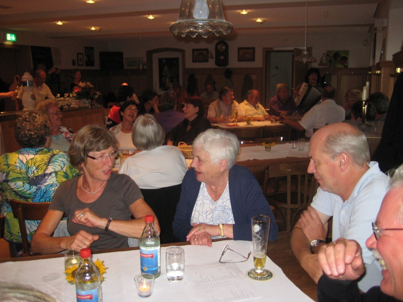 Neues vom Salmen in Hartheim: Das Gartenfest fand leider im Foyer statt.