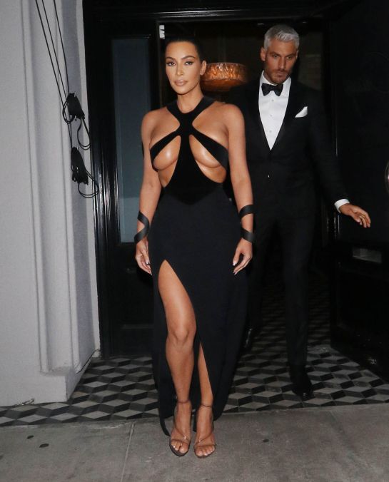 Kim Kardashian muestra parte de sus senos con este vestido