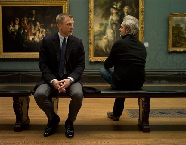 Daniel Craig and director Sam Menzies in Skyfall movieloversreviews.filminspector.com