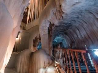 Menaja Keindahan Gua Es Abadi ningwu ice cave