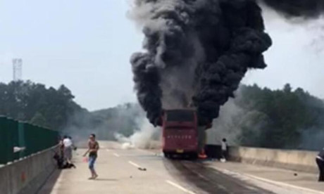 Xe buýt bốc cháy trên đường cao tốc, 30 người chết - Ảnh 1 Xe buyt boc chay tren duong cao toc, 30 nguoi chet - Anh 1
