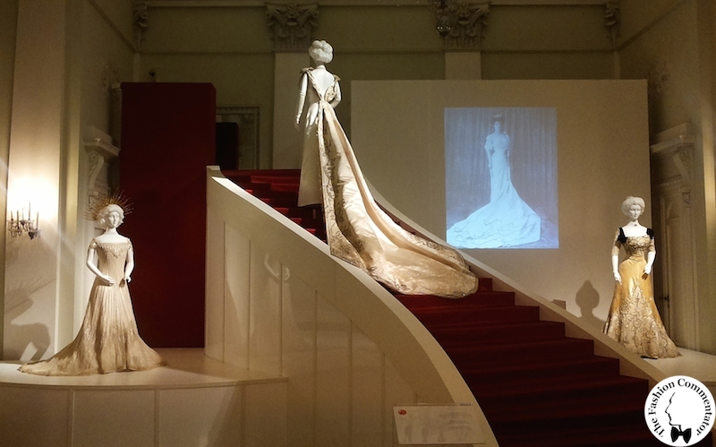 Allestimento mostra Il manto di corte di Donna Franca Florio, nella sala da ballo della Galleria del Costume di Palazzo Pitti 