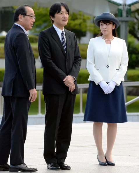 Prince Akishino and Princess Mako at cenotaph at the Hiroshima Peace Memorial Park, Princess Mako of Akishino, Princess Kako of Akishino, Prince Hisahito of Akishino