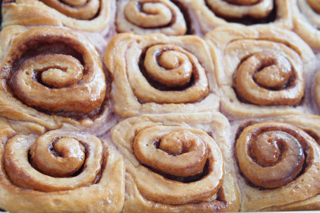 JAPANESE PURPLE SWEET POTATO CINNAMON ROLLS BAKE WITH PAWS