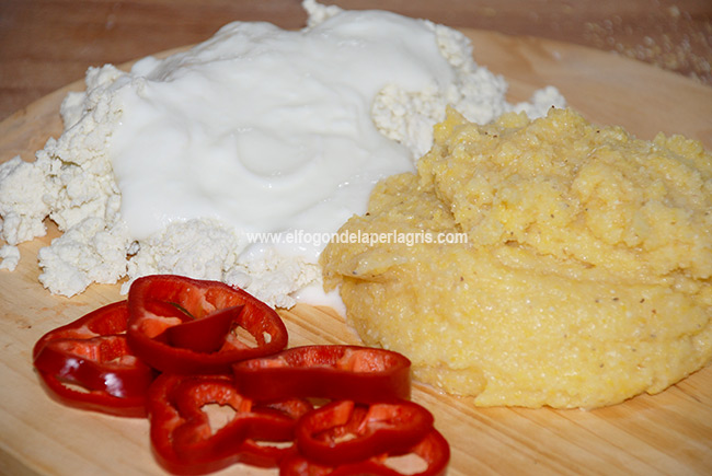 Queso con mamaliga Queso con mamaliga