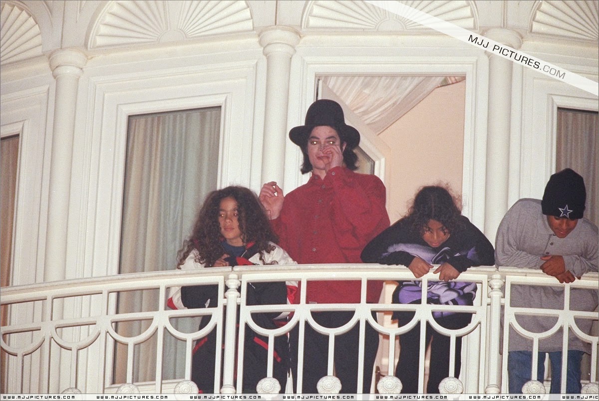 [FOTOS] Michael Jackson visita Disneyland Paris Dezembro de 1995 MJFans BR Michael Jackson