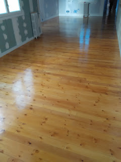 Tarima de pino norte teñida y barnizada con poliuretano satinado 1 Tarima de pino norte teñida y barnizada con poliuretano satinado 1