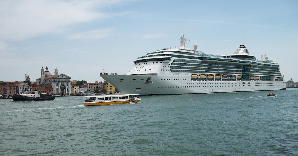 Unterwegs in Venedig: Große Schiffe in der Stadt