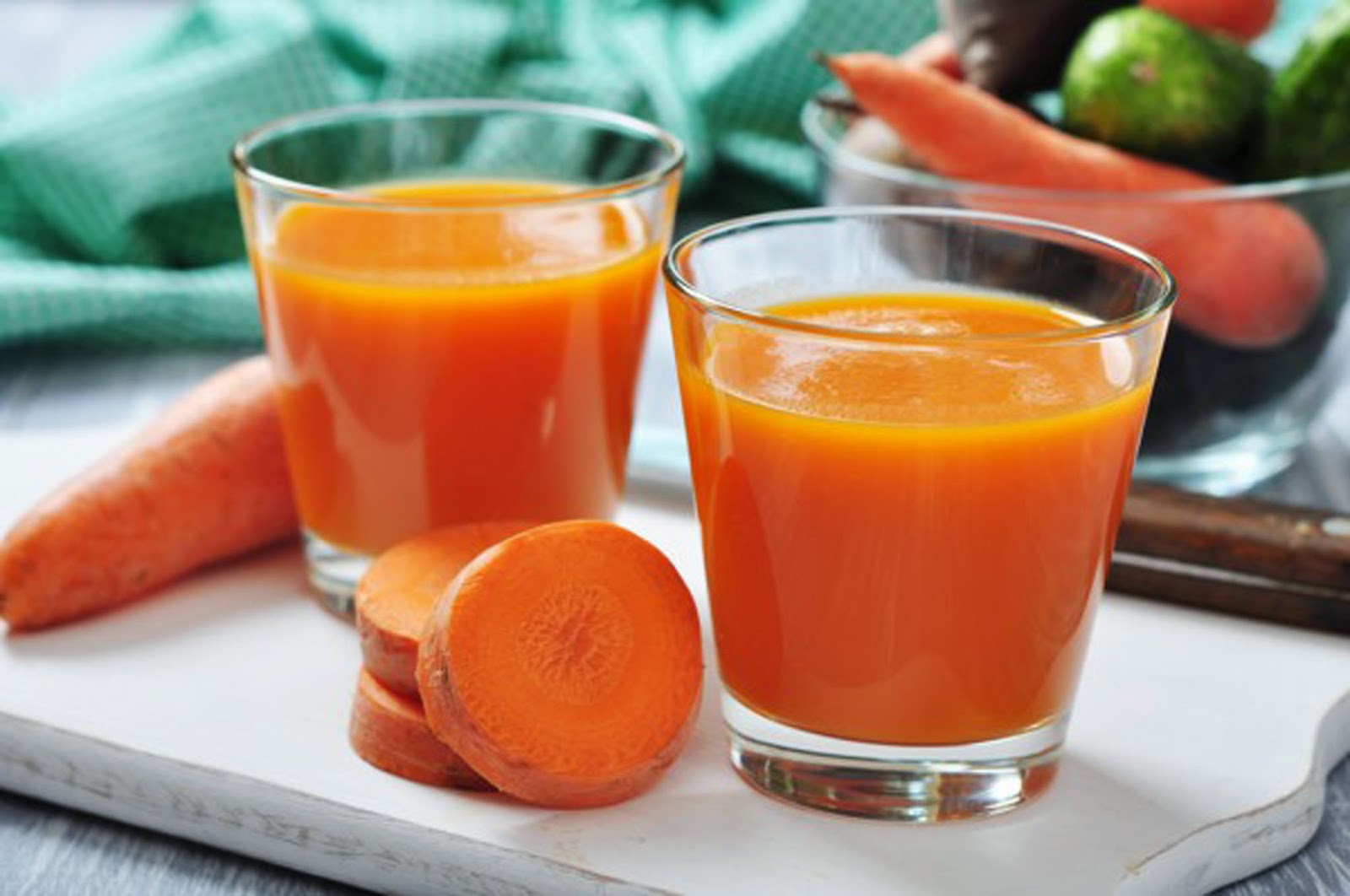 Свежевыжатая морковь. Свежевыжатый морковный сок. Свежевыжатые соки морковный. Морковь сок. Сок из моркови.