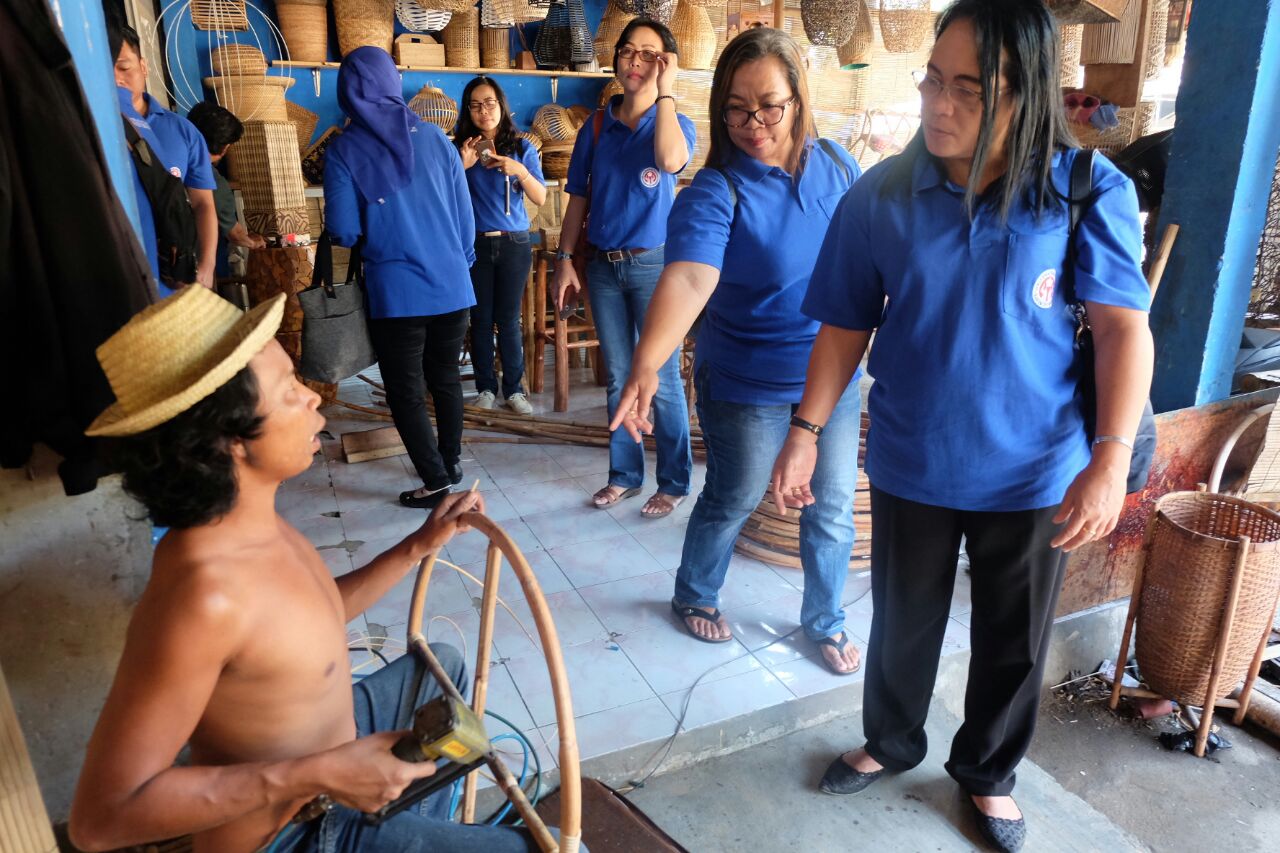 Kunjungi Pengrajin Anyaman Bambu dan Pengrajin Anyaman Rotan