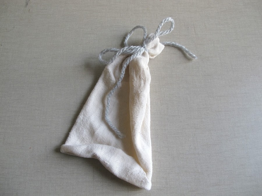 Cómo atar un calcetín para hacer un muñeco