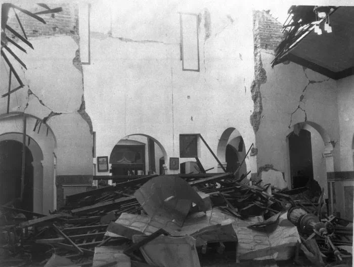 Hotel Dieng (Hotel Kresna sekarang) mengalami kerusakan berat akibat gempa Tahun 1925. (foto : Tropen Museum Holand)