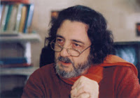 APRÈS LE COUP D’ÉTAT CONTRE LE GOUVERNEMENT DU PRÉSIDENT ALLENDE IL S'EXILE EN FRANCE OÙ IL CONTINUE À DÉVELOPPER UNE INTENSE ACTIVITÉ CRÉATRICE ET DE DIFFUSION ET PROMOTION DE L’ÉDUCATION MUSICALE "DE QUALITÉ", ACTIVITÉ QU’IL A POURSUIVI NOTAMMENT À PANTIN (93), UNE VILLE DONT IL A ÉTÉ LE DIRECTEUR DE L’ECOLE NATIONALE DE MUSIQUE PENDANT PLUS DE DEUX DÉCENNIES. SERGIO ORTEGA EST DEVENU L’UNE DES FIGURES LES PLUS NOVATRICES DE LA SCÈNE MUSICALE CHILIENNE DE LA DEUXIÈME MOITIÉ DU XX° SIÈCLE.