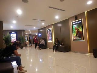 Menonton Bioskop di Cinemaxx Plaza Renon Ruang Tunggu Cinemaxx Plaza Renon