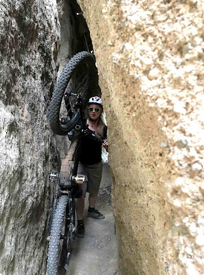 Durch die Felsspalte passte das eMTB nur hochkant