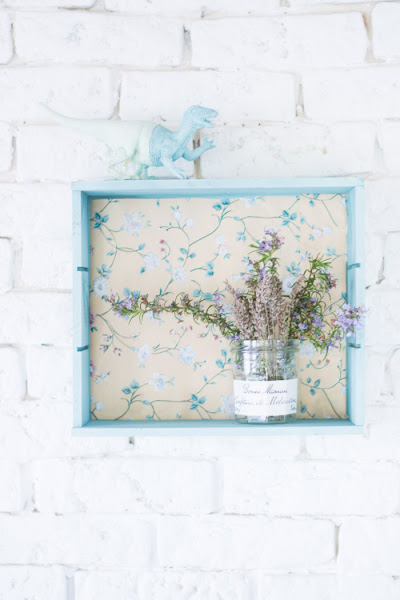 Cómo hacer una estantería con una caja de vino