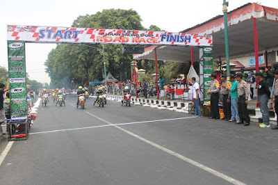 DANDIM 0725/SRAGEN  MEMBUKA KEJUARAAN ROAD RACE PIALA DANDIM CUP DALAM RANGKA HUT TNI KE-73 TAHUN 2018