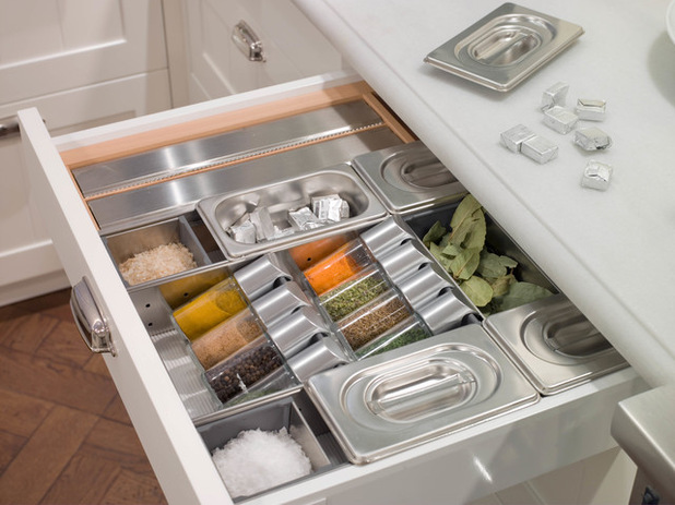 Cajón con compartimentos para especias y mantener el orden en la cocina