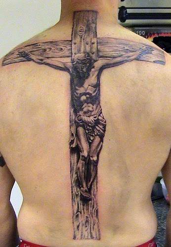 Tatuaje Jesús Cristo crucificado en la espalda