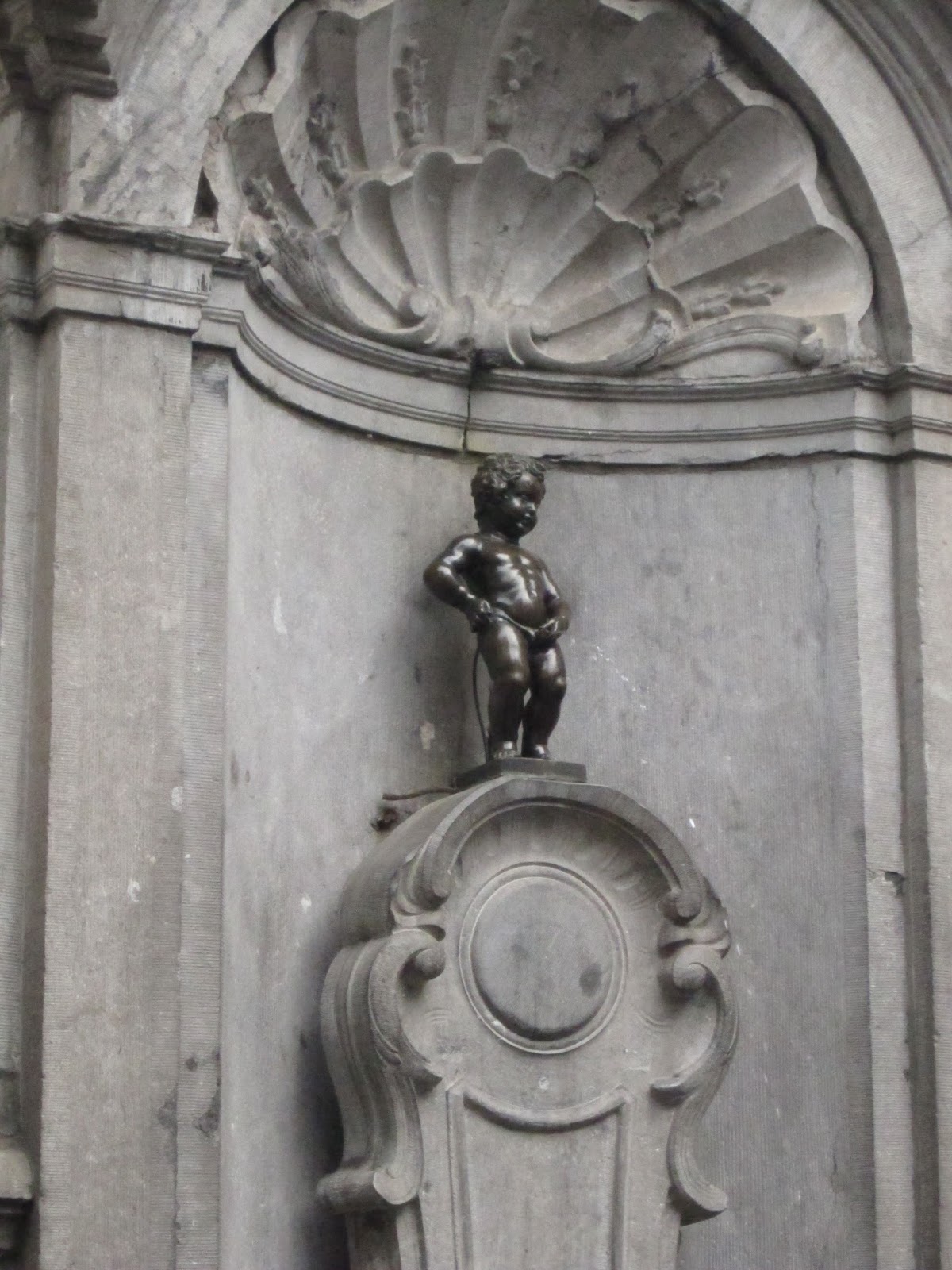 жером дюкенуа (старший). скульптура писающий мальчик. брюссель писущего мальчика. фонтан маннекен пис. где фонтан писающий мальчик.