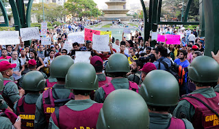 Protesters_in_front_of_police..jpg