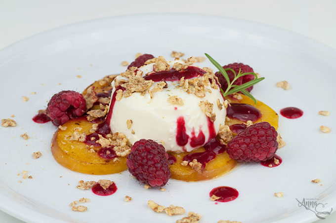 Rosmarin Panna cotta mit gebratenen Pfirsichen und Himbeeren Rosmarin Panna cotta mit gebratenen Pfirsichen und Himbeeren