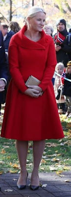 Escarpins Christian Louboutin / pochette Prada