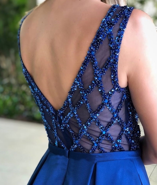 vestido azul estilo princesa bordado