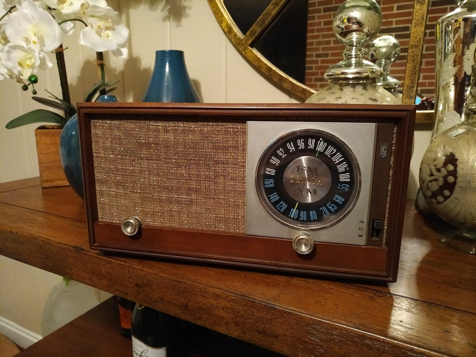 Cigar Sounds Vintage Zenith Tube AM/FM Radio Model X323