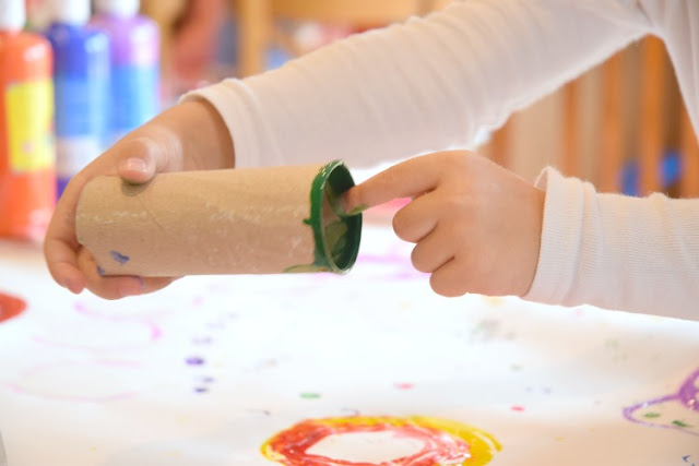 Circle Art Process Painting.  Open-ended creative activity for toddlers, preschoolers, kindergarteners, or elementary children, perfect for exploring shapes and colors.