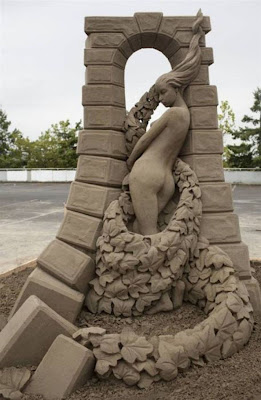 Escultura de arena de mujer desnuda