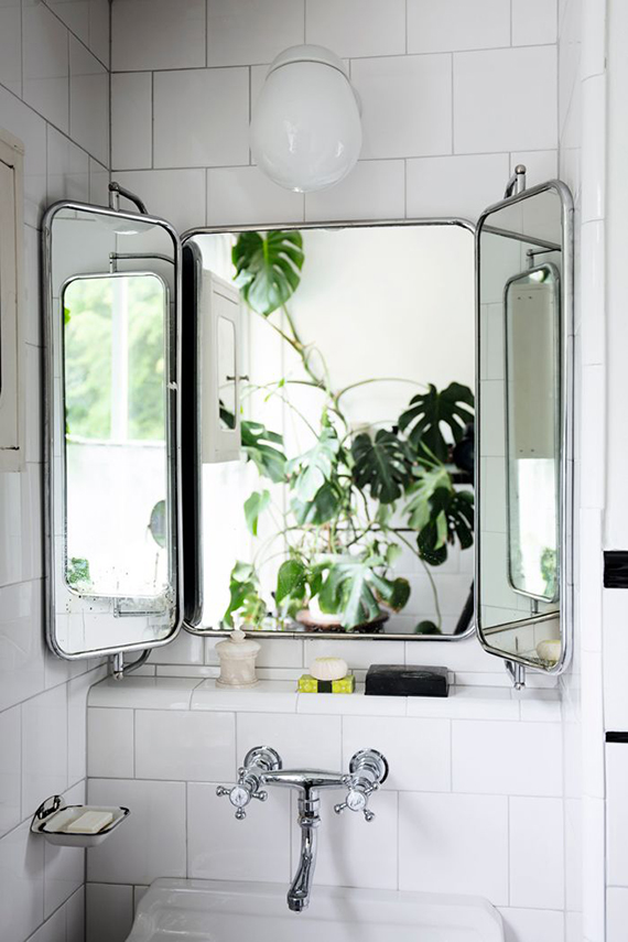 Tri-fold bathroom vanity mirror. Image by Daniella Witte