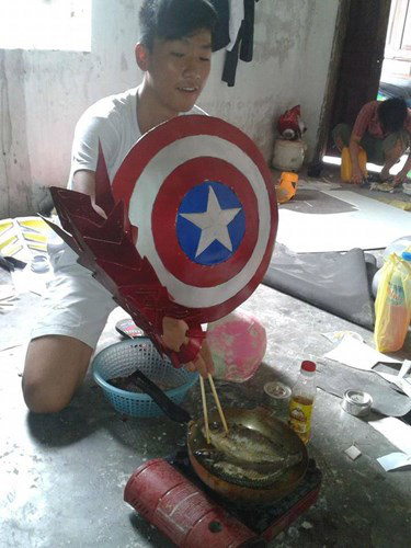 Cap doi om ap, nga ngon tren xe khach dong nguoi - Anh 6
