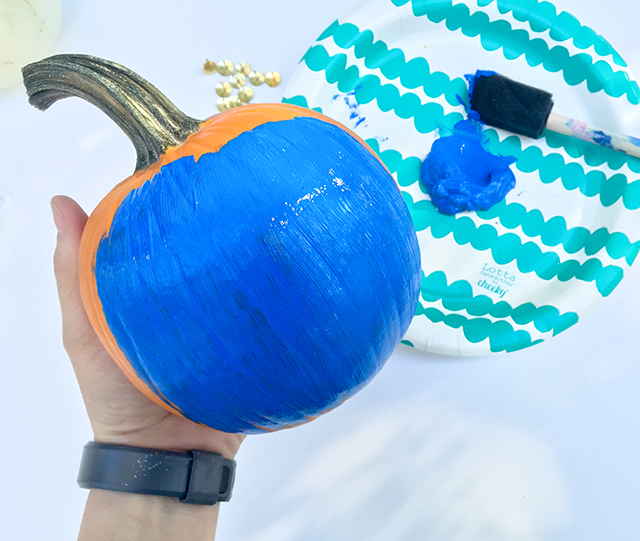 Try this easy and fun DIY push pin pumpkins tutorial. Gold thumb tacks are sure to pump up your pumpkins on a major budget this fall!