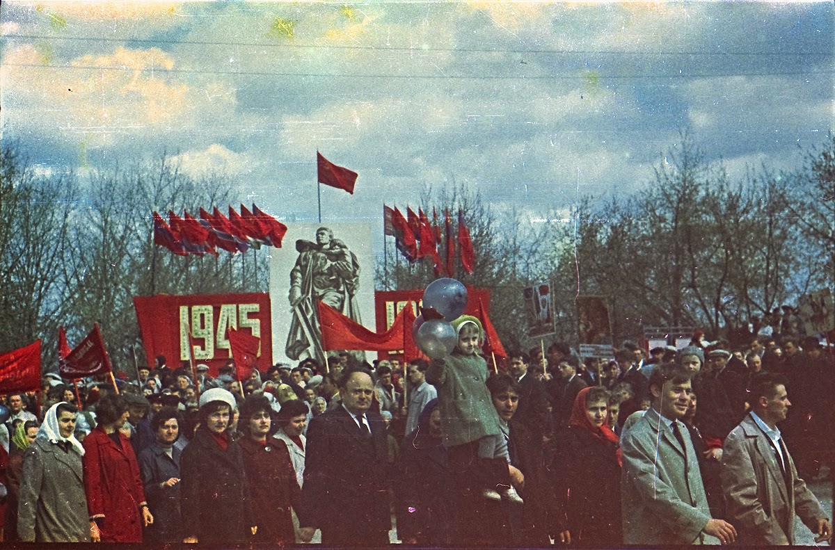 первое празднование дня победы 1965. 1 мая 1965 года. белорусское ссср фото в цвете. ранвита год рождения 1 мая 1965. 1 мая 1965 года.