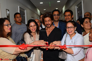 From Left to Right  Bulbul, Taruna Soi with Shah Rukh Khan and Abhay, Aditya and Gauri Soi 