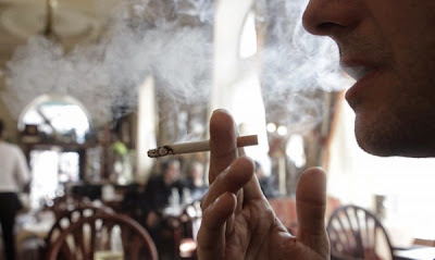 Депутатите хвърлят цигарите в името на закона 