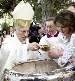 Bautizo Bautizando a una bebé, inicio de una vida divina